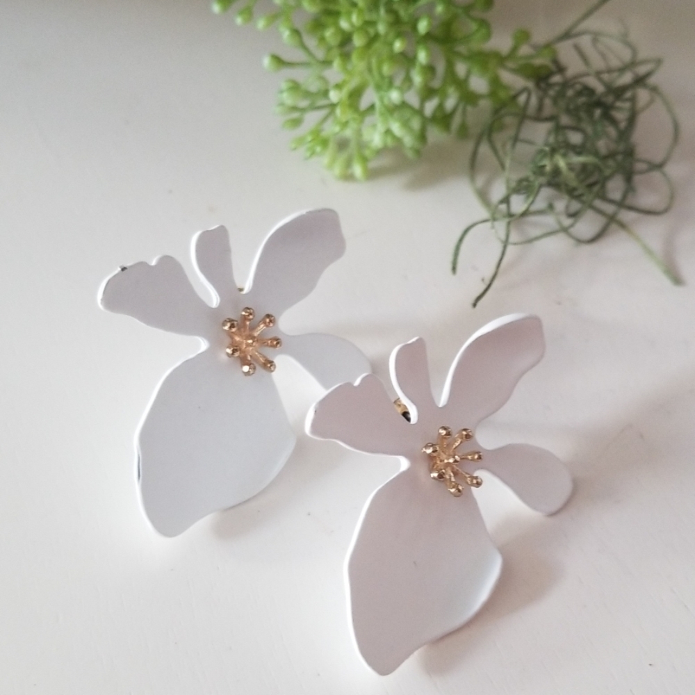 White Alloy Lily Earrings - Picture 5 of 5